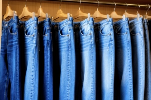 Голубые джинсы: тренд лета 2026