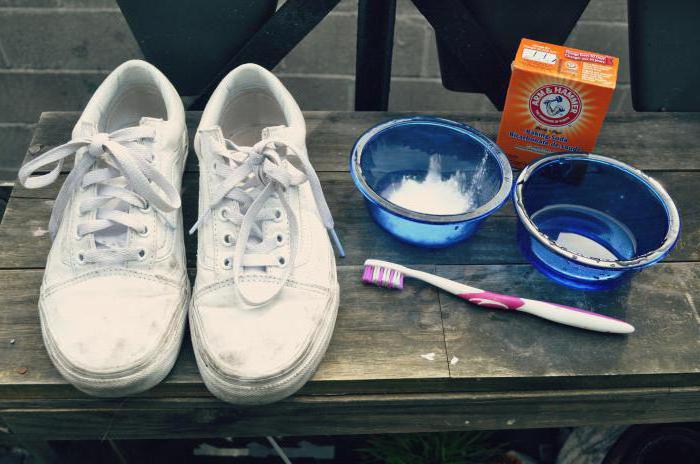 Как отстирать шнурки белые